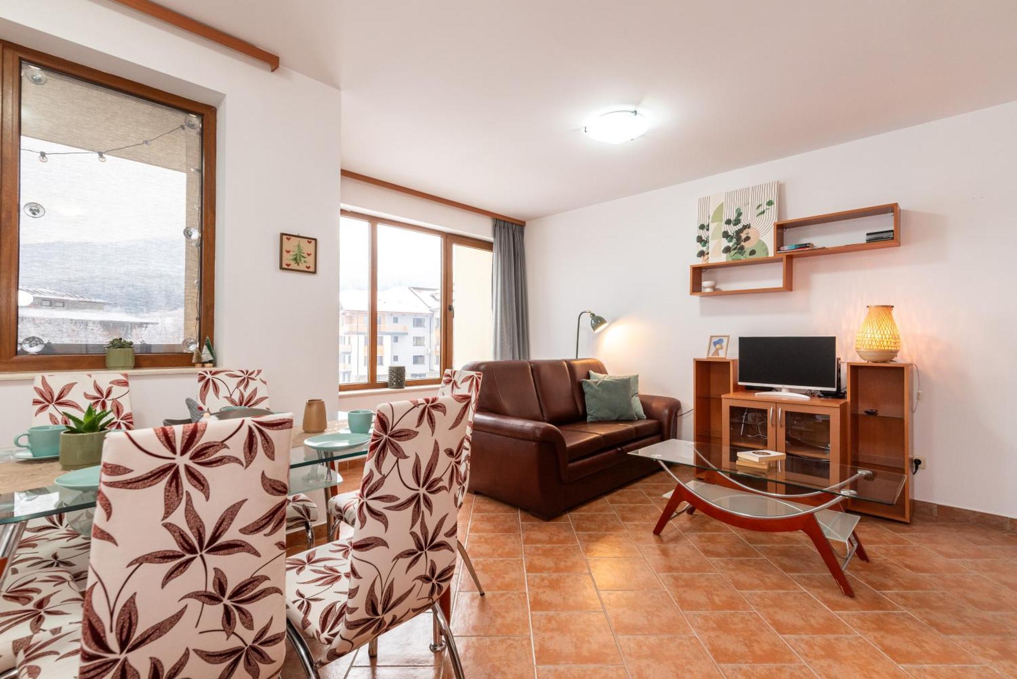 Cozy Mountain View With Balcony & Access Nearby - Serendipity Апартаменти